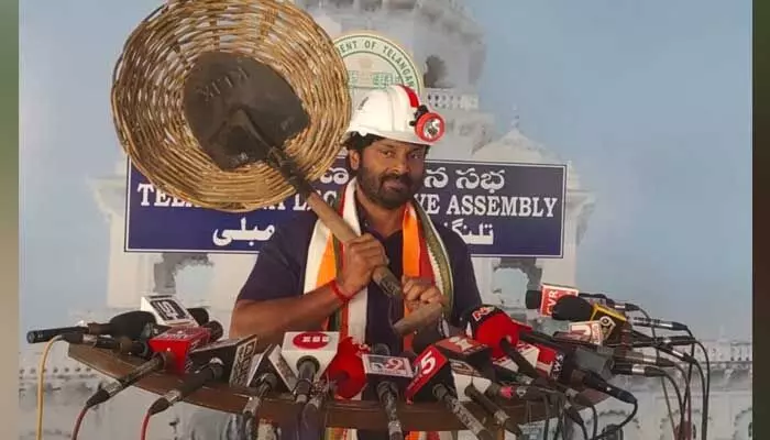 సింగరేణి కార్మికుని యూనిఫాంలో ఎమ్మెల్యే ప్రమాణ స్వీకారం సింగరేణి కార్మికుని యూనిఫాంలో ఎమ్మెల్యే ప్రమాణ స్వీకారం