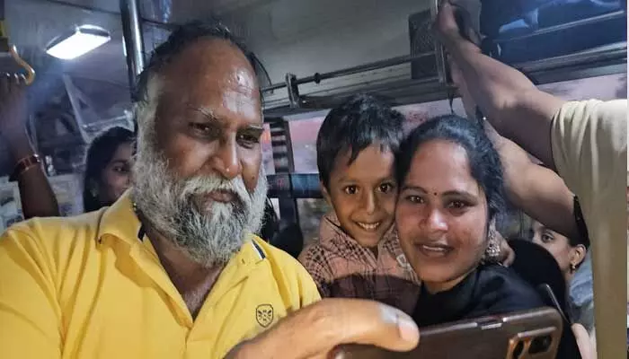 ఆర్టీసీ బస్ ఫ్రీ టికెట్ పై మహిళలతో మాట్లాడిన జగ్గారెడ్డి ఆర్టీసీ బస్ ఫ్రీ టికెట్ పై మహిళలతో మాట్లాడిన జగ్గారెడ్డి