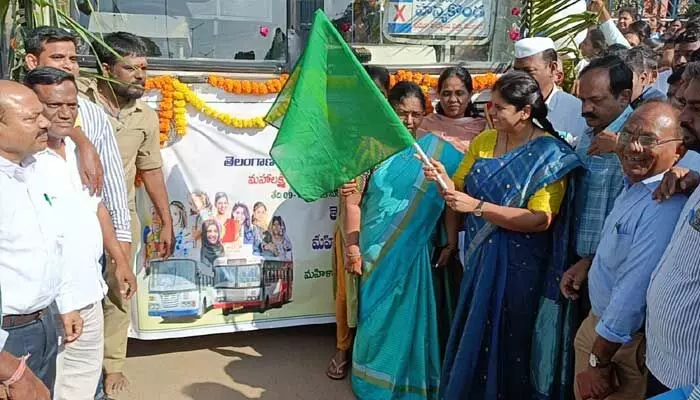 మహాలక్ష్మి, చేయూత పథకాలను జిల్లాలో ప్రారంభించిన జిల్లా కలెక్టర్.. మహాలక్ష్మి, చేయూత పథకాలను జిల్లాలో ప్రారంభించిన జిల్లా కలెక్టర్..