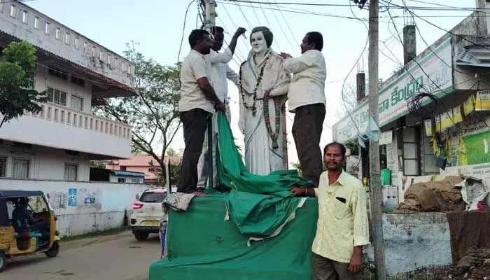 కాంగ్రెస్ నాయకుల విగ్రహాల ముసుగు తొలగించిన నాయకులు కాంగ్రెస్ నాయకుల విగ్రహాల ముసుగు తొలగించిన నాయకులు