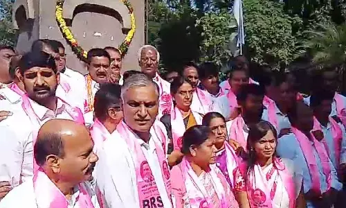 గన్‌పార్క్ వద్ద ఎదురుపడిన రెండు పార్టీల నేతలు (వీడియో)