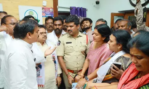 Visakha: ఎంపీ భవంతి కోసం రోడ్డు మూసివేత.. ఉద్రిక్తత.. జనసైనికుల అరెస్ట్
