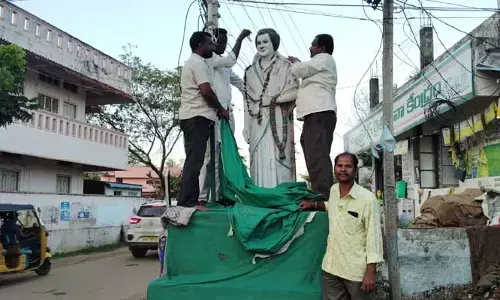 కాంగ్రెస్ నాయకుల విగ్రహాల ముసుగు తొలగించిన నాయకులు