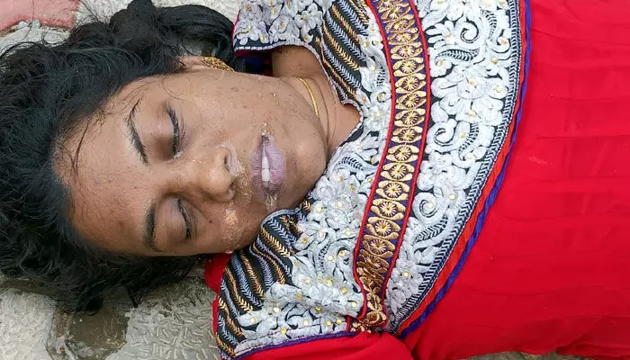 ఫ్లాష్.. ఫ్లాష్.. సూర్యాపేటలో యువతి మృతదేహం కలకలం ఫ్లాష్.. ఫ్లాష్.. సూర్యాపేటలో యువతి మృతదేహం కలకలం