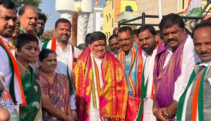 మంత్రి పొన్నం ప్రభాకర్ కు స్వాగతం పలికిన తూంకుంట కాంగ్రెస్ నాయకులు మంత్రి పొన్నం ప్రభాకర్ కు స్వాగతం పలికిన తూంకుంట కాంగ్రెస్ నాయకులు