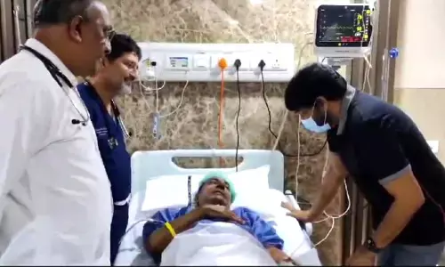 Chiranjeevi:  కేసీఆర్ ను పరామర్శించిన సినీహీరో చిరంజీవి