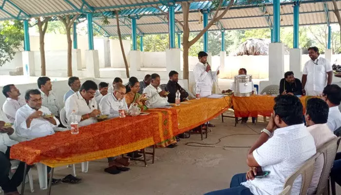 శ్రీ రేణుక ఎల్లమ్మ ఆలయంలో బహిరంగ వేలం పాట శ్రీ రేణుక ఎల్లమ్మ ఆలయంలో బహిరంగ వేలం పాట
