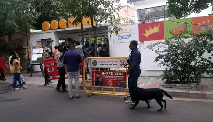 రాజ్భవన్కు బాంబు బెదిరింపులు రాజ్భవన్కు బాంబు బెదిరింపులు