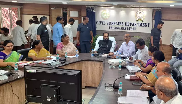 పేదలకు ఇచ్చే రేషన్ బియ్యంలో నాణ్యతను పెంచాలి : మంత్రి ఉత్తమ్ పేదలకు ఇచ్చే రేషన్ బియ్యంలో నాణ్యతను పెంచాలి : మంత్రి ఉత్తమ్
