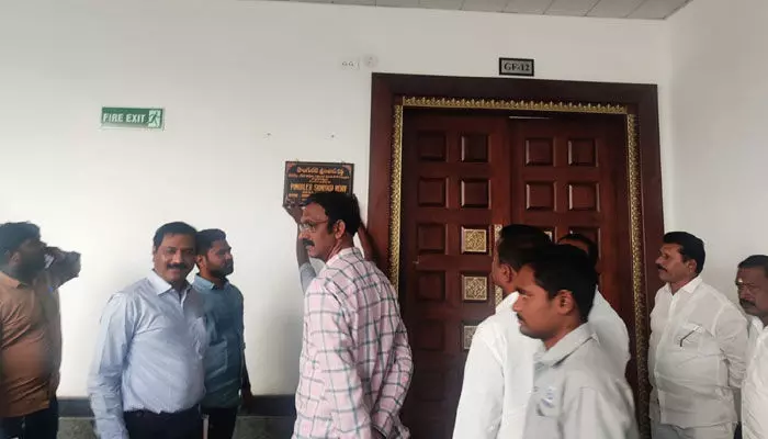మూడు గంటల వ్యవధిలో పది మంది మంత్రులు.. సచివాలయంలో కోలాహలం మూడు గంటల వ్యవధిలో పది మంది మంత్రులు.. సచివాలయంలో కోలాహలం