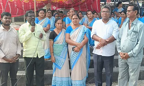 అంగన్వాడీల నిరవధిక సమ్మె: విరమించాలన్న ప్రభుత్వం..తగ్గేదేలే అంటున్న ఆందోళనకారులు