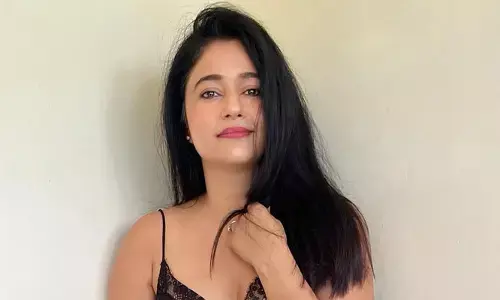 థైస్ మొత్తం చూపిస్తూ కుర్రాళ్లకు హీట్ పుట్టిస్తోన్న పూనమ్ బజ్వా..!