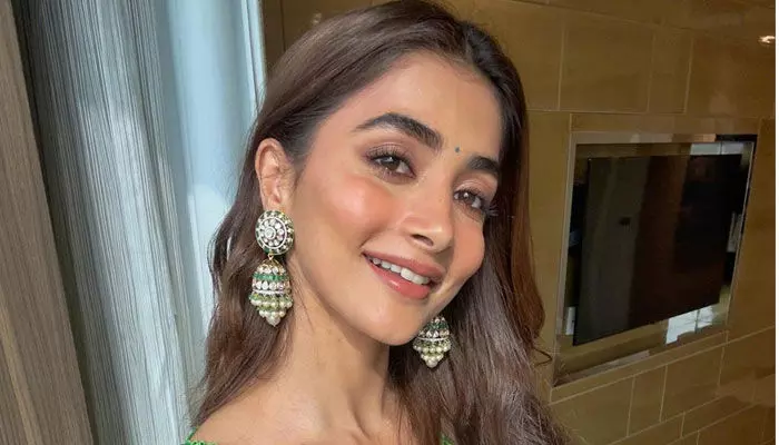 టాలీవుడ్ స్టార్ హీరోయిన్కు చంపేస్తానంటూ బెదిరింపులు.. భయాందోళనలో ఫ్యాన్స్! టాలీవుడ్ స్టార్ హీరోయిన్కు చంపేస్తానంటూ బెదిరింపులు.. భయాందోళనలో ఫ్యాన్స్!
