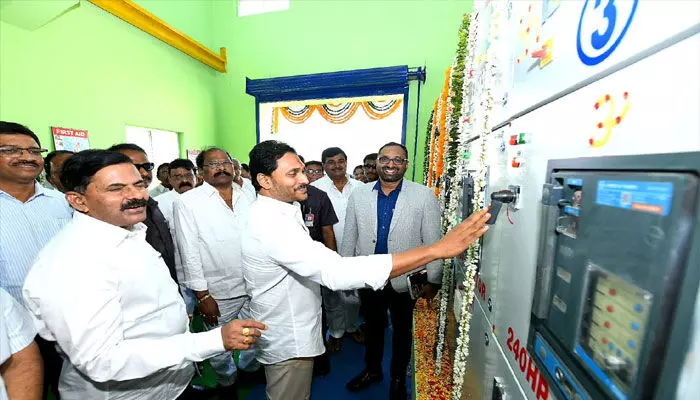 పలాసలో సీఎం జగన్: వైఎస్ఆర్ సుజలధార ప్రాజెక్టు ప్రారంభం పలాసలో సీఎం జగన్: వైఎస్ఆర్ సుజలధార ప్రాజెక్టు ప్రారంభం