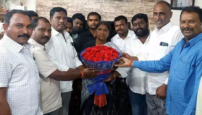 మంత్రి బాధ్యతలు స్వీకరించిన సీతక్కకు శుభాకాంక్షల వెల్లువ మంత్రి బాధ్యతలు స్వీకరించిన సీతక్కకు శుభాకాంక్షల వెల్లువ