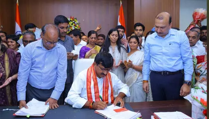 పదవీ బాధ్యతలు స్వీకరించిన పొంగులేటి శ్రీనివాసరెడ్డి పదవీ బాధ్యతలు స్వీకరించిన పొంగులేటి శ్రీనివాసరెడ్డి