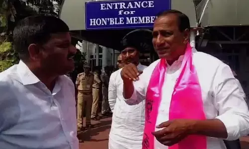 అసెంబ్లీ ఆవరణలో తీన్మార్ మల్లన్నతో మల్లారెడ్డి ఆసక్తికర సంభాషణ