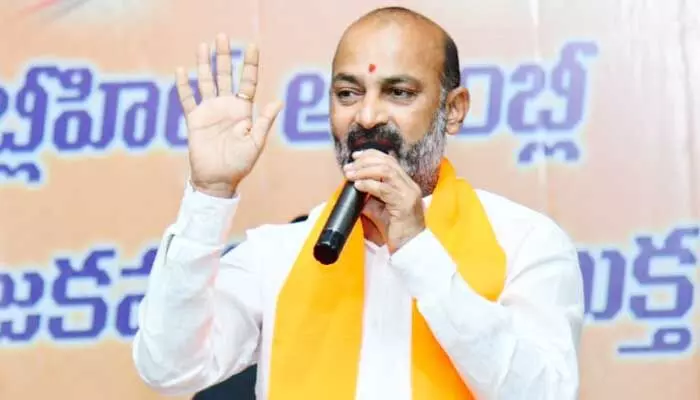 కేసీఆర్ కుటుంబ సభ్యుల పాస్పోర్టులు సీజ్ చేయాలి: Bandi Sanjay Kumar కేసీఆర్ కుటుంబ సభ్యుల పాస్పోర్టులు సీజ్ చేయాలి: Bandi Sanjay Kumar