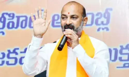కేసీఆర్ కుటుంబ సభ్యుల పాస్‌పోర్టులు సీజ్ చేయాలి: Bandi Sanjay Kumar