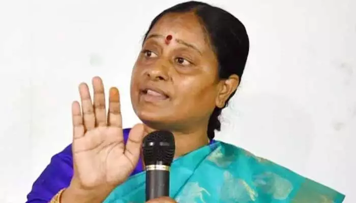 ఆ ఫైల్పై తొలి సంతకం చేసిన మంత్రి కొండా సురేఖ ఆ ఫైల్పై తొలి సంతకం చేసిన మంత్రి కొండా సురేఖ