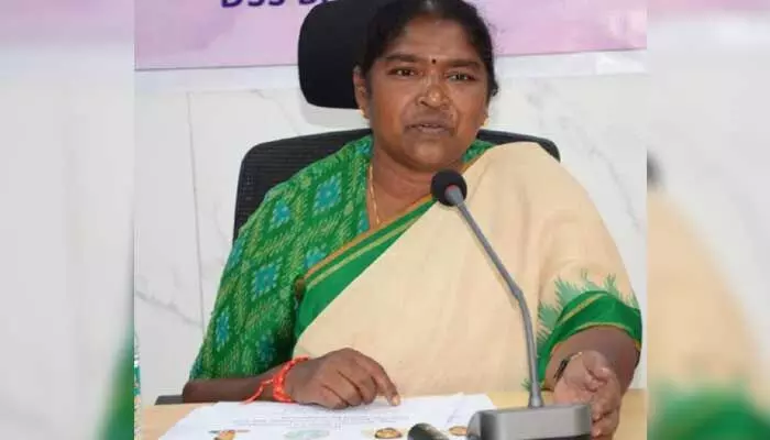 ప్రభుత్వంపై బురదజల్లడం అర్థరహితం.. కేటీఆర్పై మంత్రి సీతక్క ఫైర్ ప్రభుత్వంపై బురదజల్లడం అర్థరహితం.. కేటీఆర్పై మంత్రి సీతక్క ఫైర్