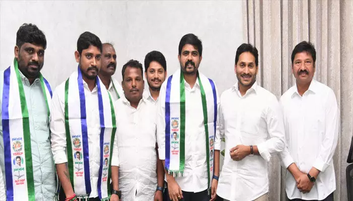ఎన్నికలవేళ జనసేనకు బిగ్ షాక్: వైసీపీలోకి కీలక నేత ఎన్నికలవేళ జనసేనకు బిగ్ షాక్: వైసీపీలోకి కీలక నేత