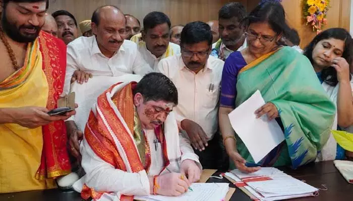 మూడు ఫైళ్లపై మంత్రి పొన్నం ప్రభాకర్ తొలి సంతకం మూడు ఫైళ్లపై మంత్రి పొన్నం ప్రభాకర్ తొలి సంతకం