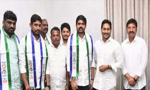 ఎన్నికలవేళ జనసేనకు బిగ్ షాక్: వైసీపీలోకి కీలక నేత