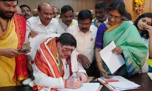 మూడు ఫైళ్లపై మంత్రి పొన్నం ప్రభాకర్ తొలి సంతకం