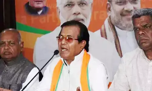 కేసీఆర్ కుటుంబ అవినీతిపై దర్యాప్తు జరిపించండి: రవీంద్రనాయక్