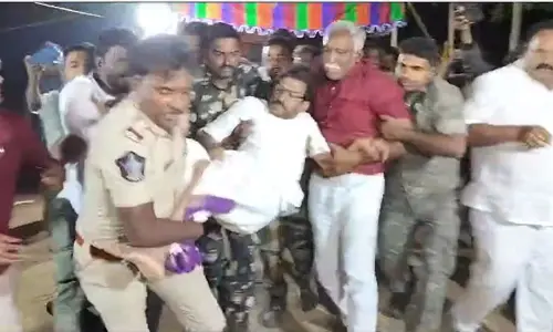 నెల్లూరులో ఉద్రిక్తత: సోమిరెడ్డి దీక్ష భగ్నం చేసిన పోలీసులు