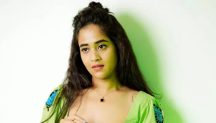 Deepthi Sunaina looks cool in green