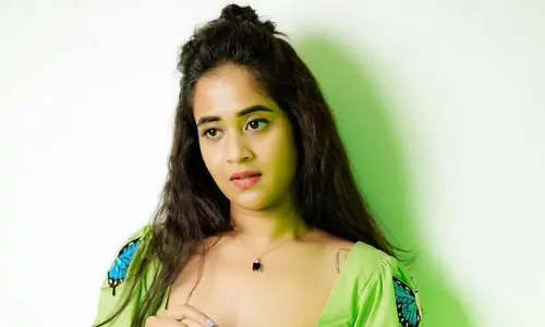 Deepthi Sunaina looks cool in green