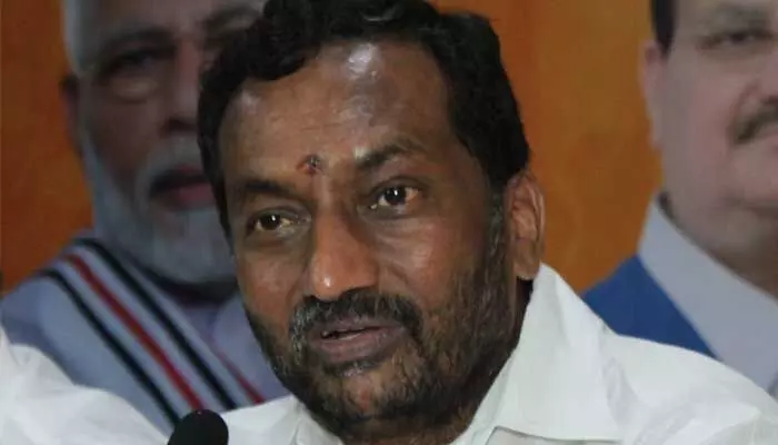 గవర్నర్కు బీజేపీ నేత రఘునందన్ రావు ఫిర్యాదు (వీడియో) గవర్నర్కు బీజేపీ నేత రఘునందన్ రావు ఫిర్యాదు (వీడియో)