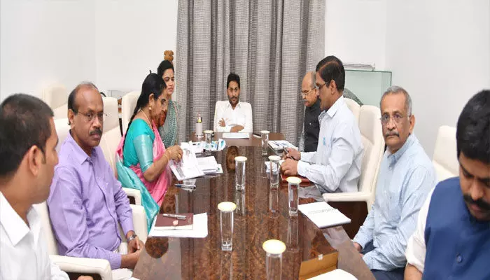 ఏపీలో కరోనా కేసులు: సీఎం జగన్ సమీక్ష..కీలక ఆదేశాలు ఏపీలో కరోనా కేసులు: సీఎం జగన్ సమీక్ష..కీలక ఆదేశాలు