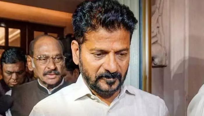 ముఖ్యమంత్రి రేవంత్ రెడ్డికి అస్వస్థత.. కొవిడ్ టెస్టులు చేస్తున్న వైద్యులు ముఖ్యమంత్రి రేవంత్ రెడ్డికి అస్వస్థత.. కొవిడ్ టెస్టులు చేస్తున్న వైద్యులు