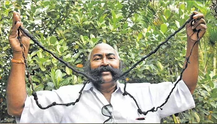 ఆరడుగుల మీసంతో భద్రాద్రి జిల్లా వాసి.. సెలబ్రిటీగా మారిన సూరిబాబు ఆరడుగుల మీసంతో భద్రాద్రి జిల్లా వాసి.. సెలబ్రిటీగా మారిన సూరిబాబు