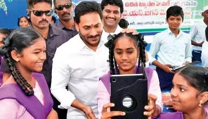 ట్యాబ్ల పేరుతో భారీ స్కామ్.. జగన్ సర్కార్పై కామ్రేడ్ల ఆగ్రహం ట్యాబ్ల పేరుతో భారీ స్కామ్.. జగన్ సర్కార్పై కామ్రేడ్ల ఆగ్రహం