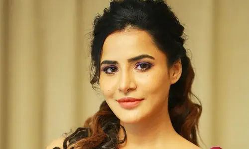 చెప్పులు లేని నీ పాదాలను చూస్తుంటే అలా చేయాలనిపిస్తుంది.. అషూ రెడ్డి హాట్ పిక్స్‌పై కామెంట్స్
