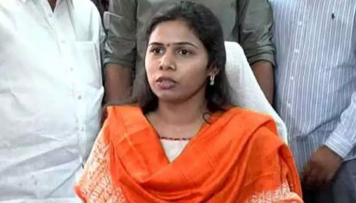 అఖిలప్రియను అడ్డుకున్న పోలీసులు.. ఆళ్లగడ్డలో హైటెన్షన్ అఖిలప్రియను అడ్డుకున్న పోలీసులు.. ఆళ్లగడ్డలో హైటెన్షన్