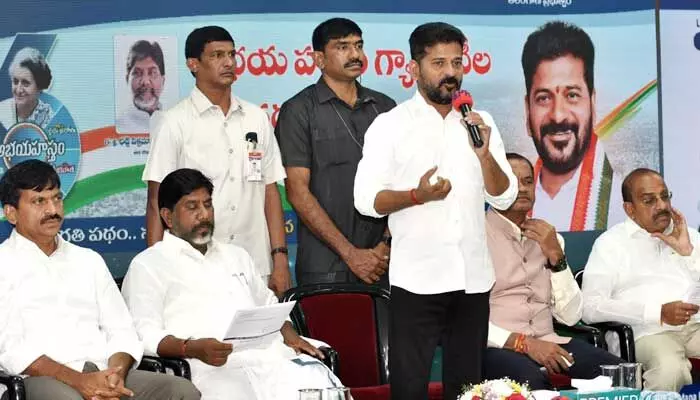ఆరు గ్యారంటీలు: ఒక్కో స్కీమ్తో ఎన్ని ఉపయోగాలో తెలుసా? ఆరు గ్యారంటీలు: ఒక్కో స్కీమ్తో ఎన్ని ఉపయోగాలో తెలుసా?