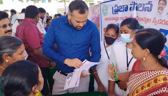 మొదటి రోజు అప్లికేషన్ల గొడవ