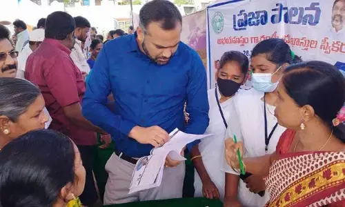 మొదటి రోజు అప్లికేషన్ల గొడవ