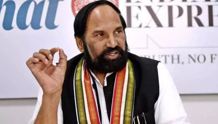 కాళేశ్వరం ప్రాజెక్ట్లో కూలిపోయేందుకు మరో బ్యారేజీ సిద్ధం: మంత్రి ఉత్తమ్ సంచలన వ్యాఖ్యలు కాళేశ్వరం ప్రాజెక్ట్లో కూలిపోయేందుకు మరో బ్యారేజీ సిద్ధం: మంత్రి ఉత్తమ్ సంచలన వ్యాఖ్యలు