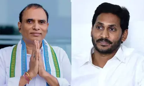 వైసీపీకి భారీ షాక్... జగన్ సన్నిహితుడు సుధాకర్ రాజీనామా