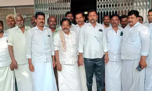 వైసీపీకి భారీ షాక్ ..  మూకుమ్మడి రాజీనామాలకు సిద్ధమవుతున్న ఎంపీటీసీలు, సర్పంచులు