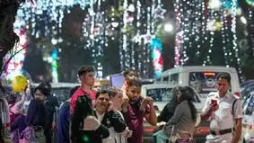 ఢిల్లీలో వాహన దారులకు పోలీసుల వార్నింగ్ ఢిల్లీలో వాహన దారులకు పోలీసుల వార్నింగ్