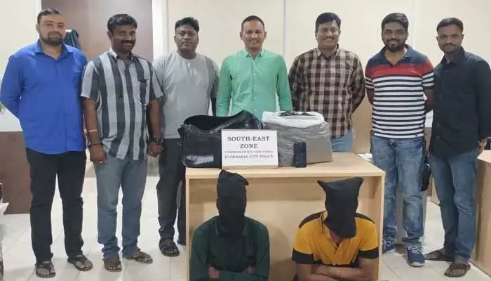 న్యూ ఇయర్ ఎఫెక్ట్: గంజాయి అమ్ముతున్న ఇద్దరు అరెస్ట్ న్యూ ఇయర్ ఎఫెక్ట్: గంజాయి అమ్ముతున్న ఇద్దరు అరెస్ట్