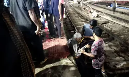 నూకలున్నాయ్: ట్రైన్ కింద పడి ప్రాణాలతో బయటపడ్డ వ్యక్తి