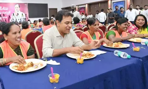 శానిటరీ కార్మికులతో కేటీఆర్ లంచ్